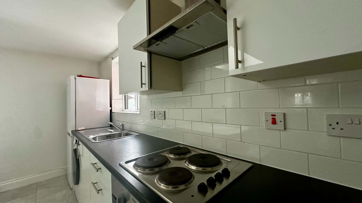 Well Presented Ground Floor Studio Flat in Dollis Hill: Spacious Kitchen, Near Amenities & Transport property first image