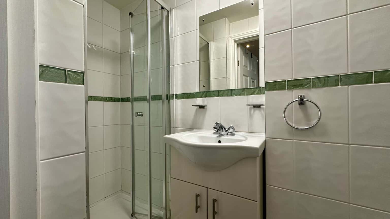 Well Presented Ground Floor Studio Flat in Dollis Hill: Spacious Kitchen, Near Amenities & Transport property first image
