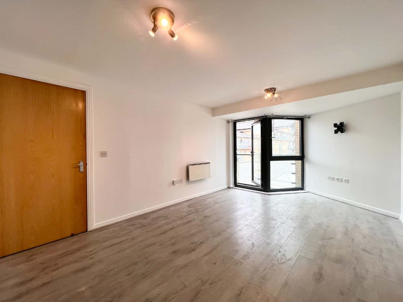 Bright and Spacious 1 Bedroom Apartment in a modern development with superb shopping facilities. property first image