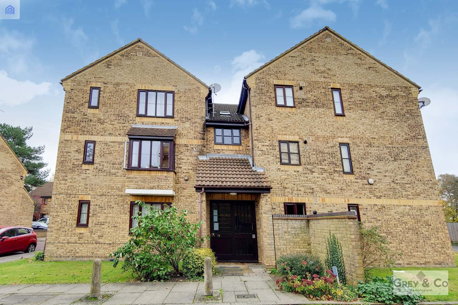 Charming One-Bedroom Top Floor Flat with Allocated Parking Near Northwood Station property first image